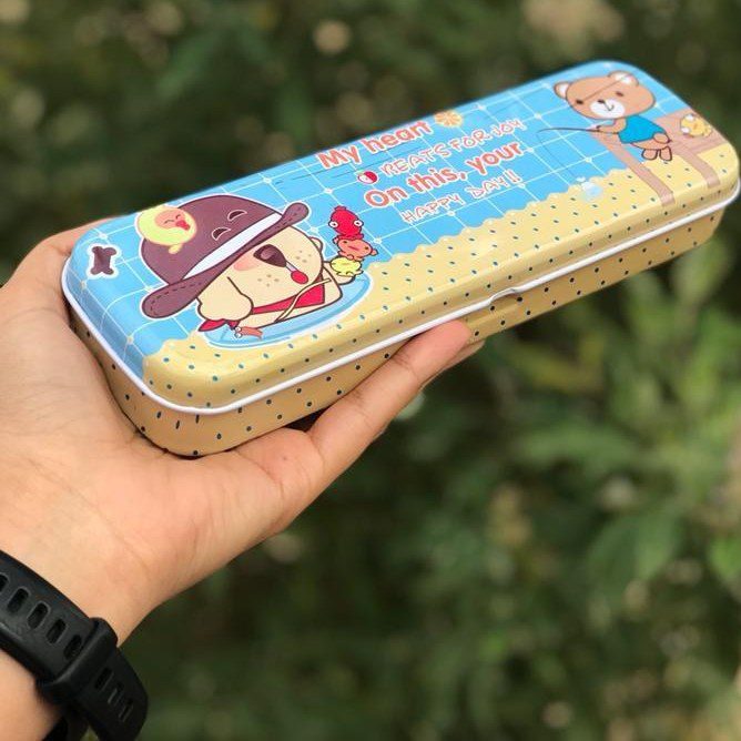 جامدادی فلزی مستطیلی با طراحی ساده و درب کشویی ، مناسب برای نگهداری خودکار و مداد